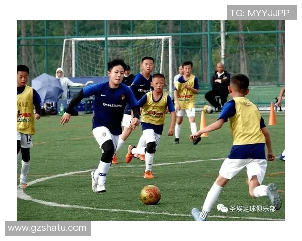 足球明星亲笔签名赠予孩子们点燃梦想的希望之光